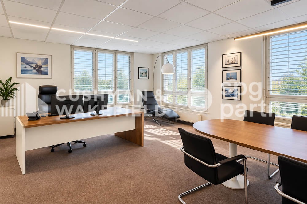 293m² office