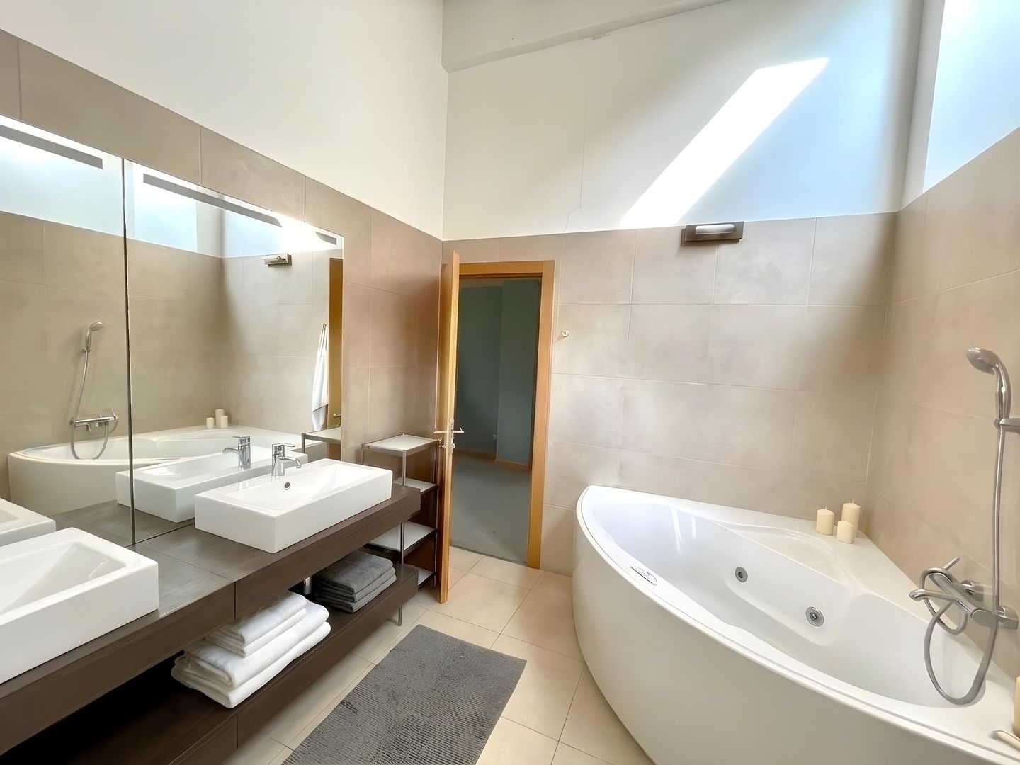 11 rooms single house