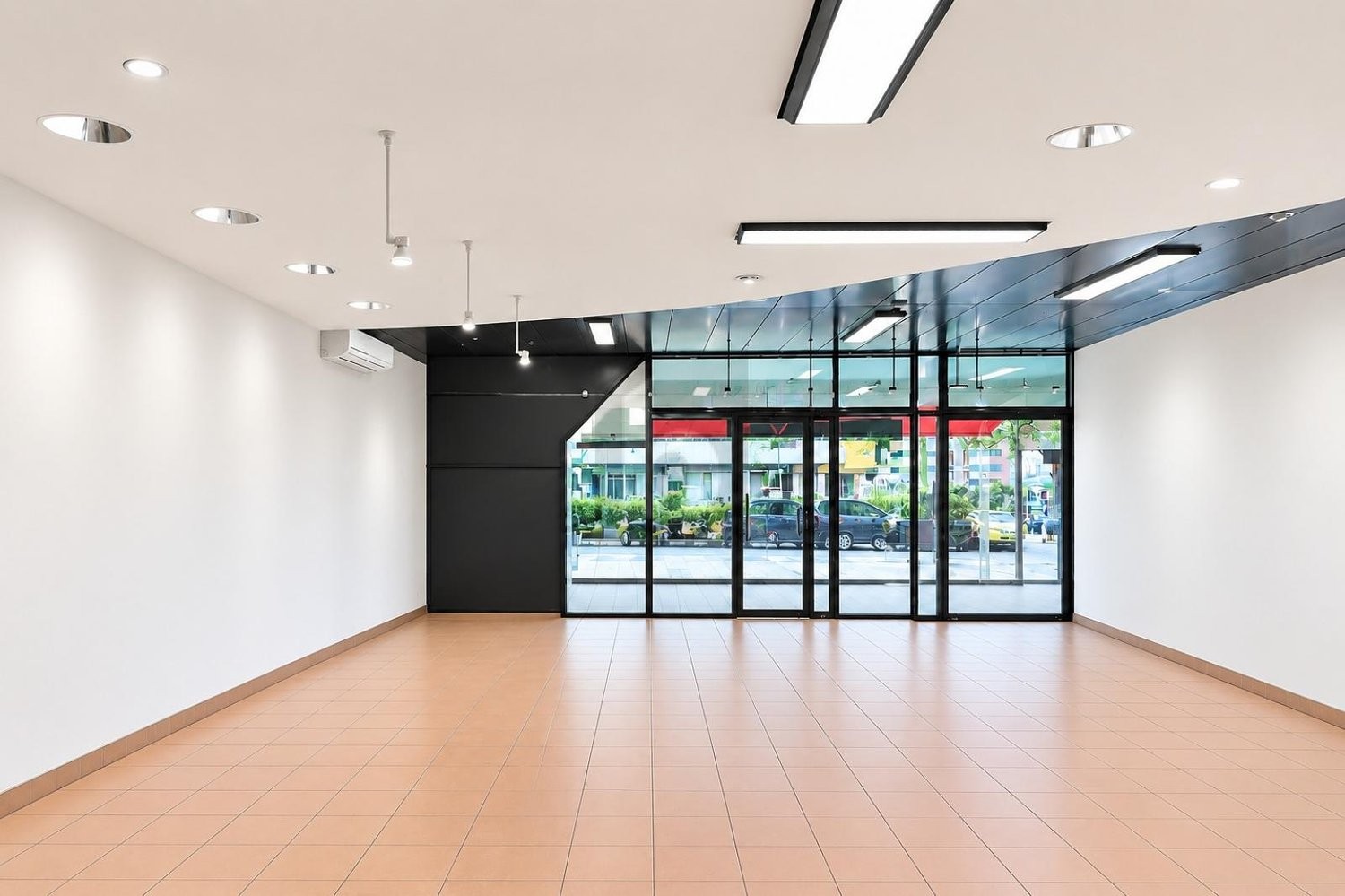 127m² shop, photo 3 of 4