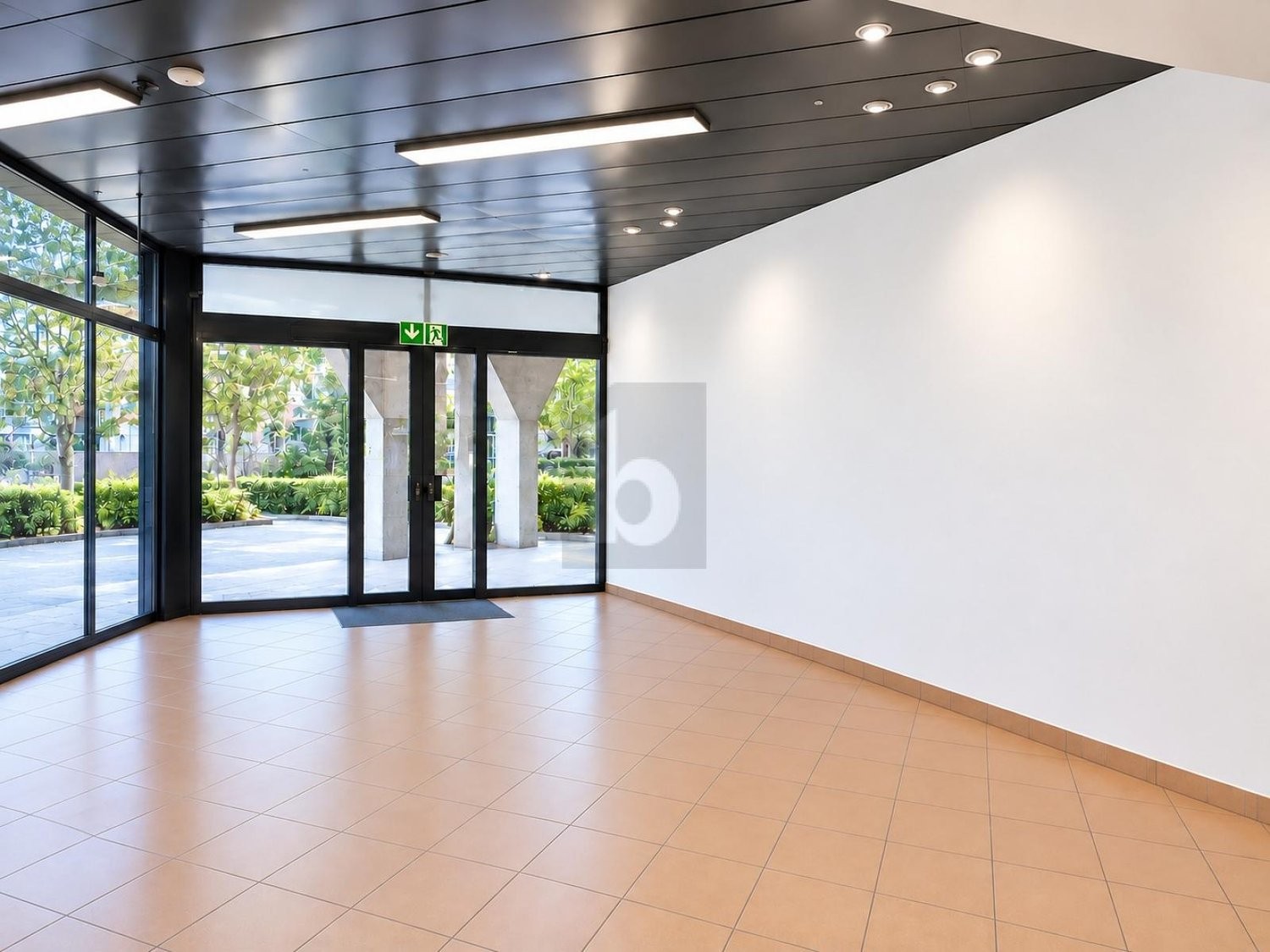 127m² shop, photo 2 of 4