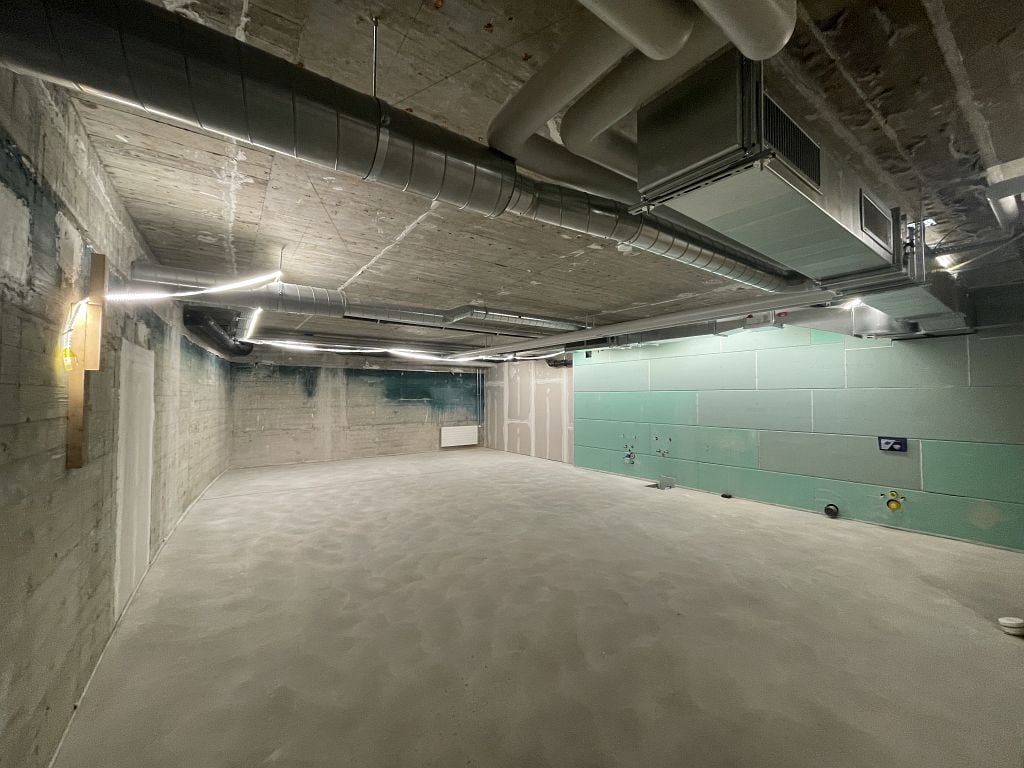 100m² storage room