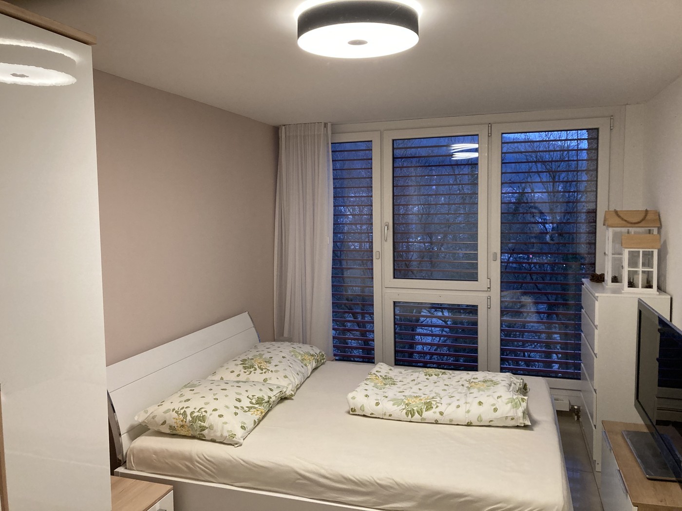 Room in a shared flat

WG - Room in a luxurious, modern 4.5-room apartment in a prime location in Brugg. (4 minutes/200 m on foot from Brugg station, center and old town. Direct view of the Aare river in front of the apartment and the old town from the room, beautiful sunrises often, and in the even, photo 9 of 10