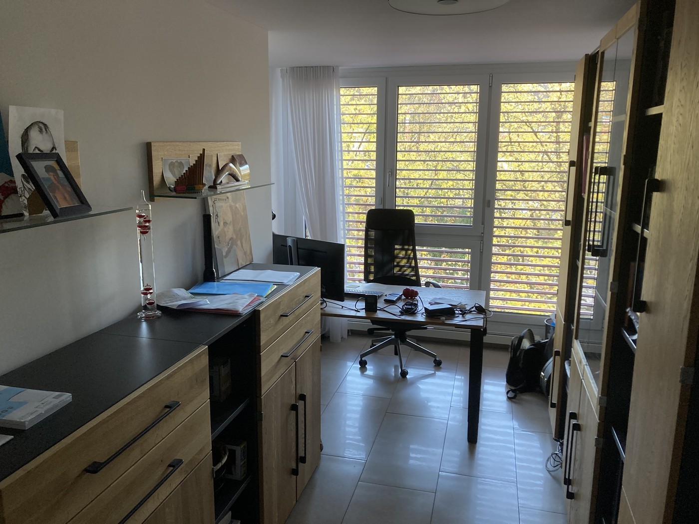 Room in a shared flat

WG - Room in a luxurious, modern 4.5-room apartment in a prime location in Brugg. (4 minutes/200 m on foot from Brugg station, center and old town. Direct view of the Aare river in front of the apartment and the old town from the room, beautiful sunrises often, and in the even, photo 10 of 10