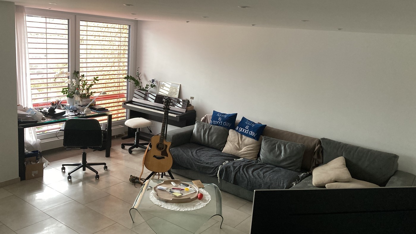 Room in a shared flat

WG - Room in a luxurious, modern 4.5-room apartment in a prime location in Brugg. (4 minutes/200 m on foot from Brugg station, center and old town. Direct view of the Aare river in front of the apartment and the old town from the room, beautiful sunrises often, and in the even, photo 6 of 10