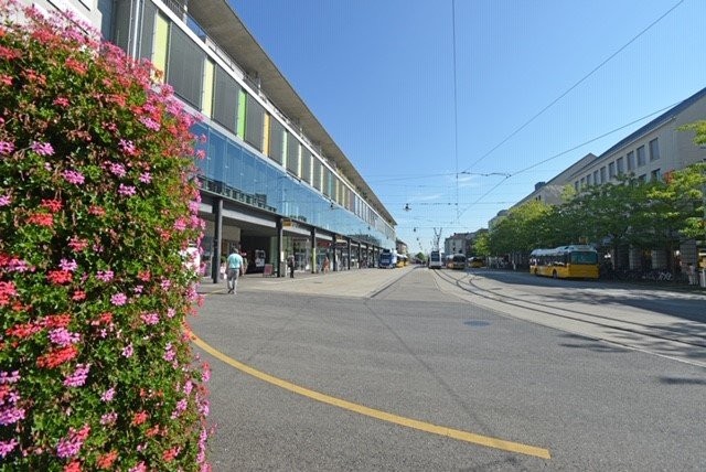 306m² shop, photo 2 of 2