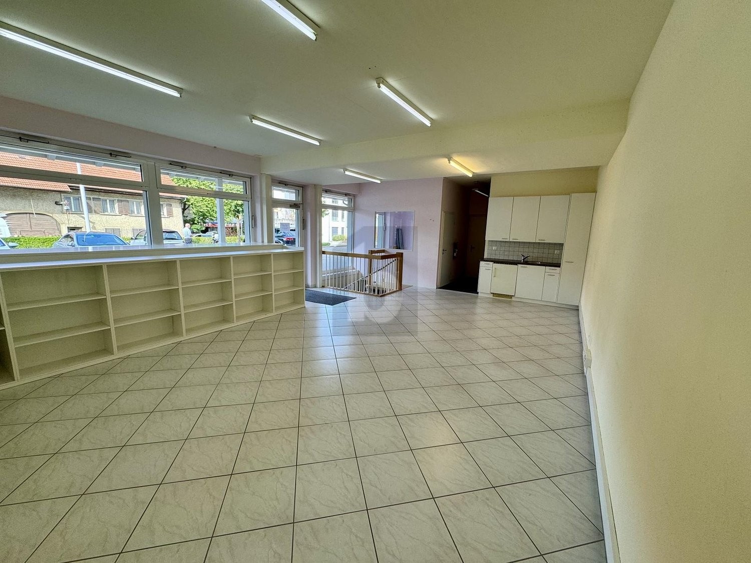 120m² shop, photo 2 of 4