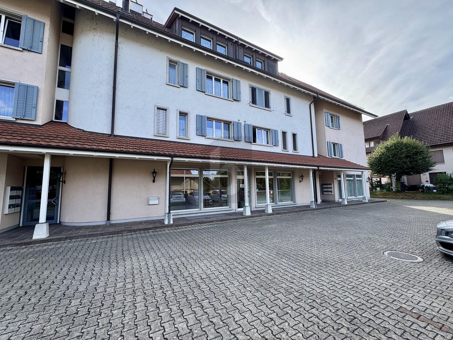 120m² shop, photo 1 of 4