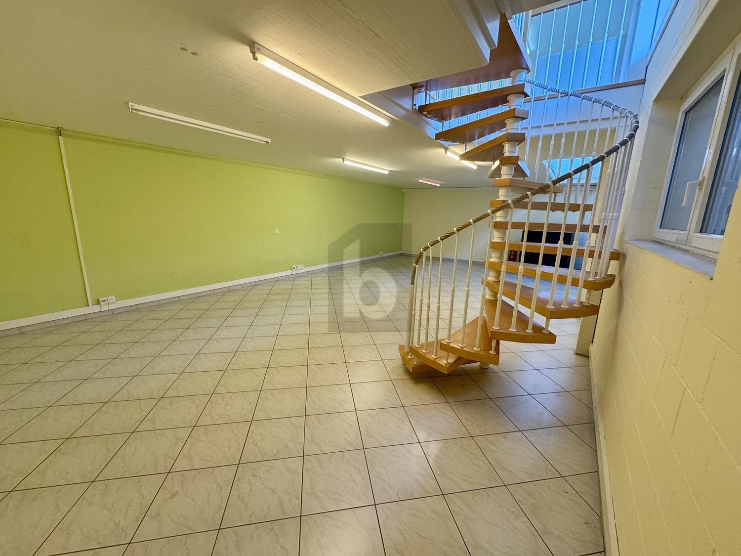 120m² shop, photo 3 of 4