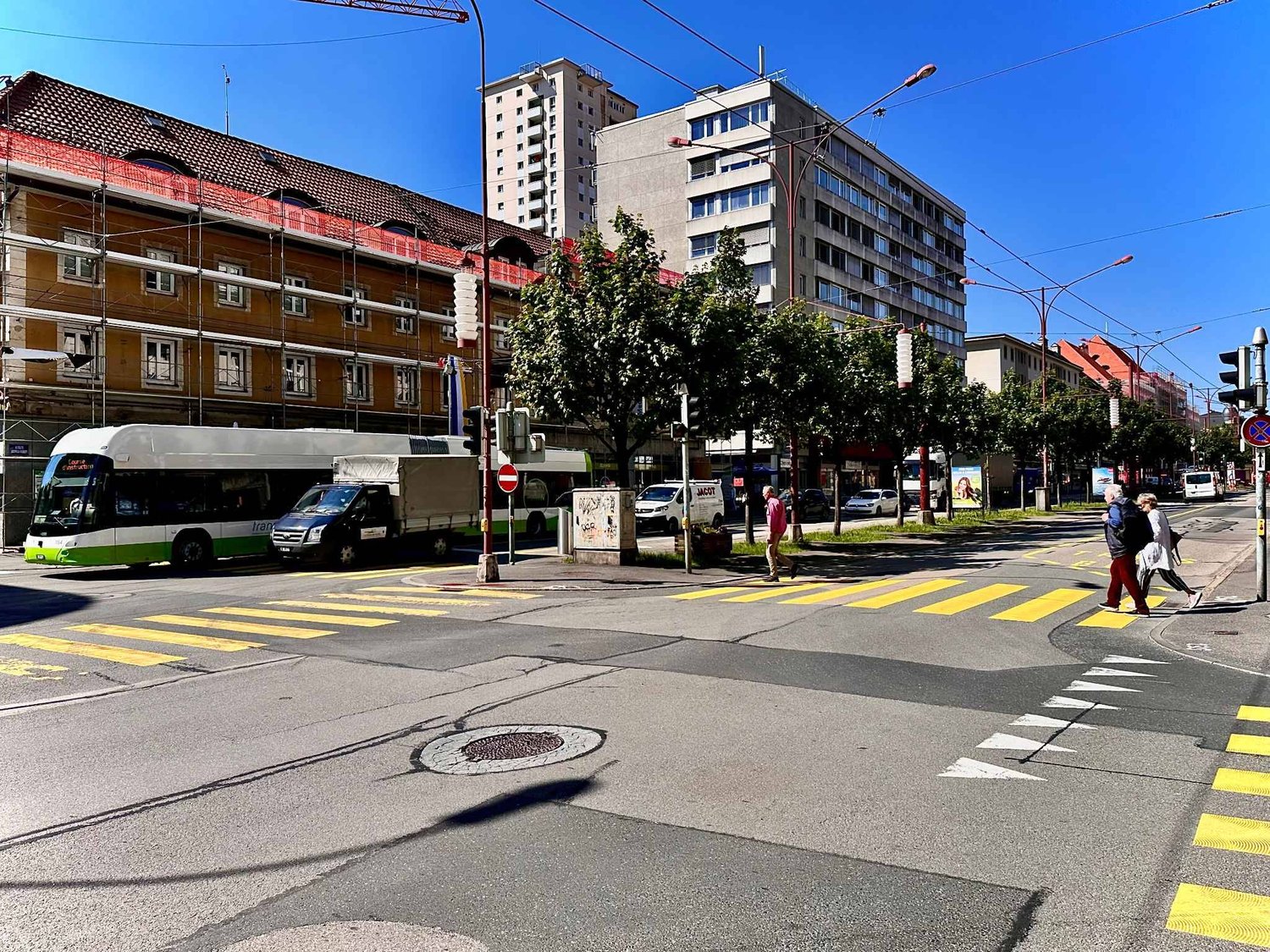 159m² office

Offices, 159 m2 premises for rent in La Chaux-de-Fonds

Ideally located on the POD
TP in front of the building.
CFF station 10 minutes away
All shops nearby

Modulable layout with open space, conference room and partitioned offices
Beautiful ceiling height
Very bright

Availability: im, photo 1 of 4