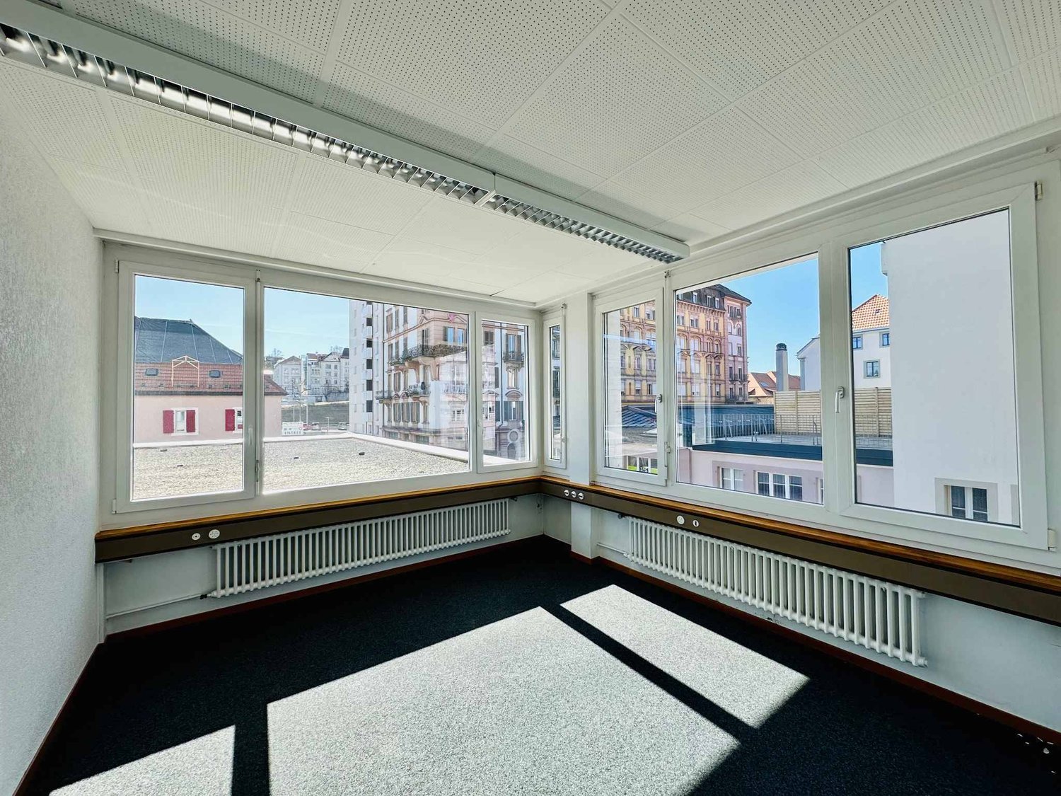 159m² office

Offices, 159 m2 premises for rent in La Chaux-de-Fonds

Ideally located on the POD
TP in front of the building.
CFF station 10 minutes away
All shops nearby

Modulable layout with open space, conference room and partitioned offices
Beautiful ceiling height
Very bright

Availability: im, photo 2 of 4