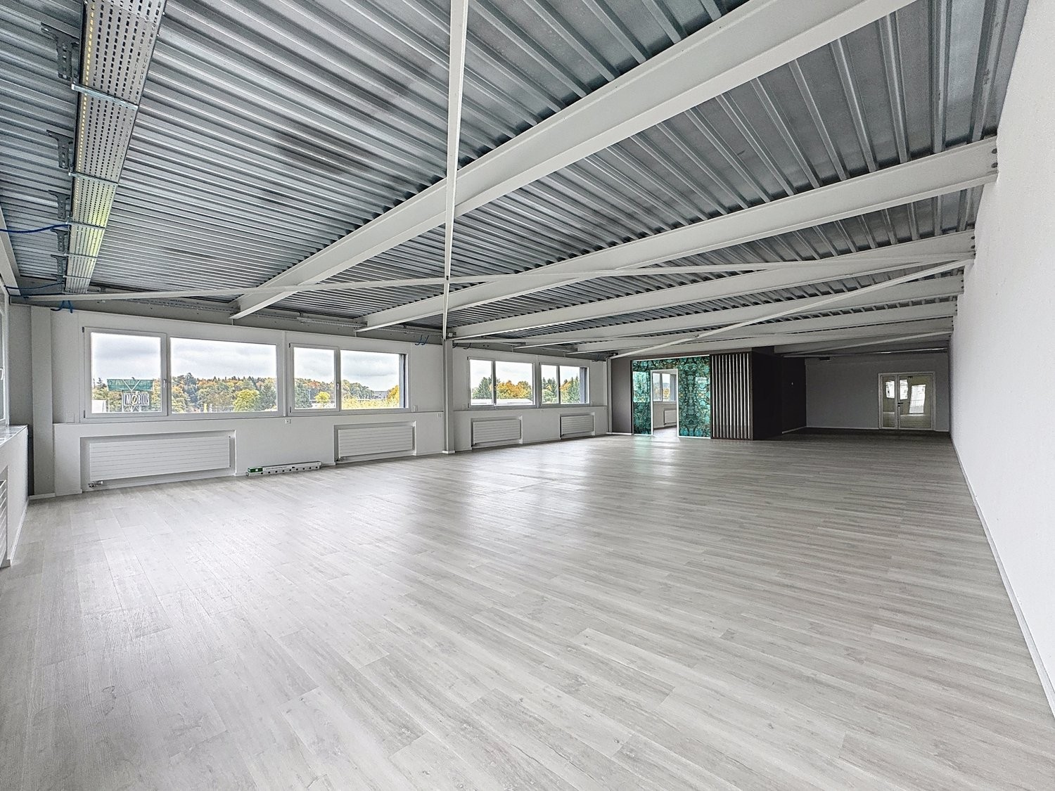795m² shop, photo 2 of 5