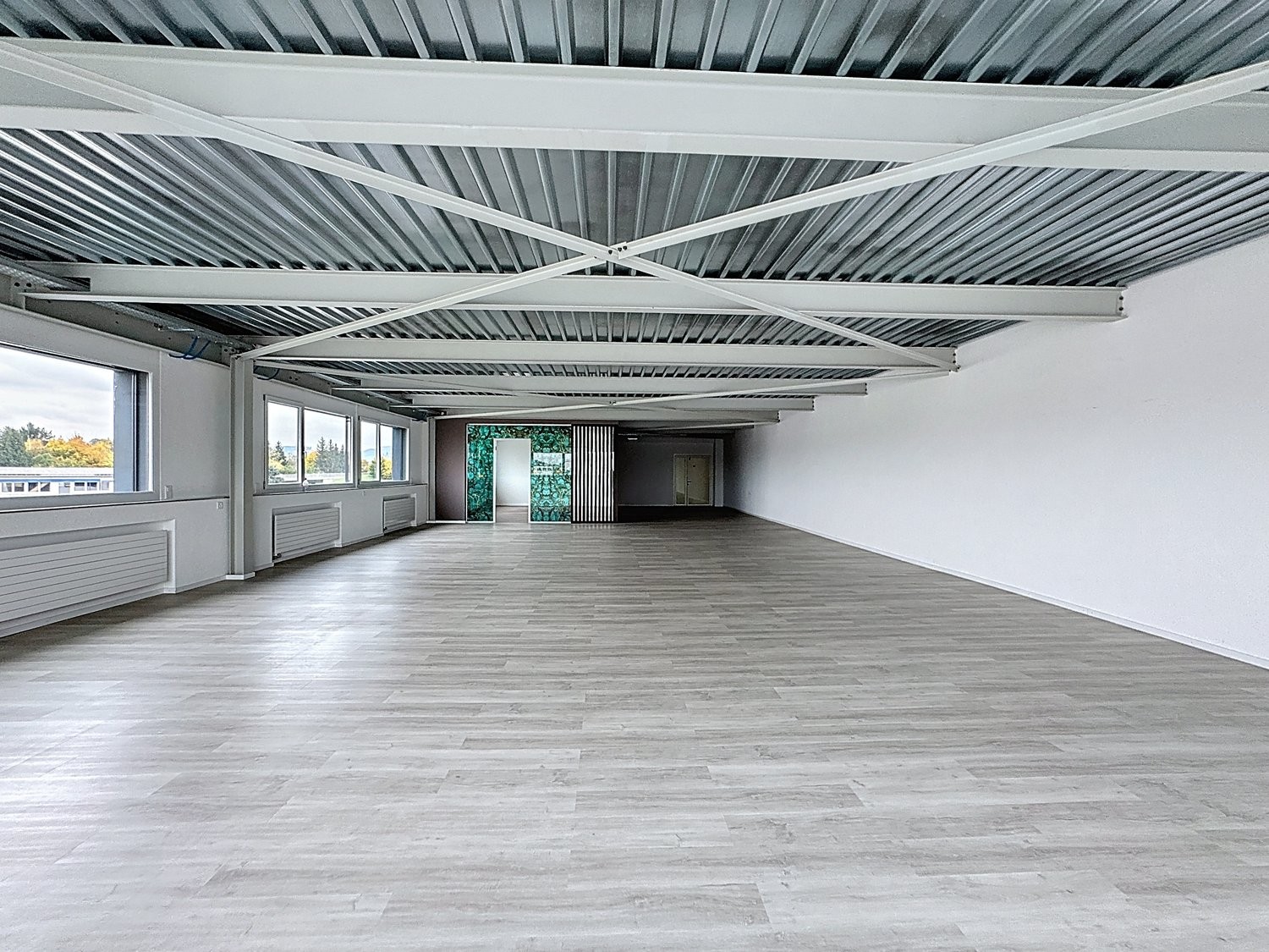 795m² shop, photo 1 of 5