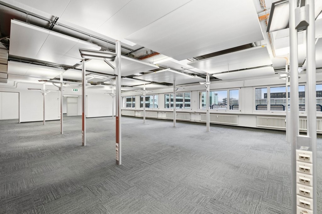 516m² office