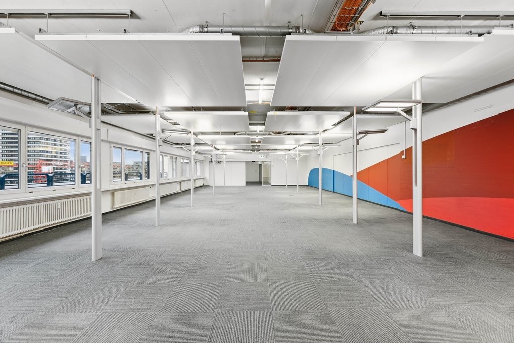 516m² office