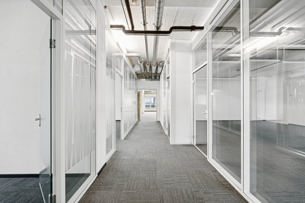 516m² office