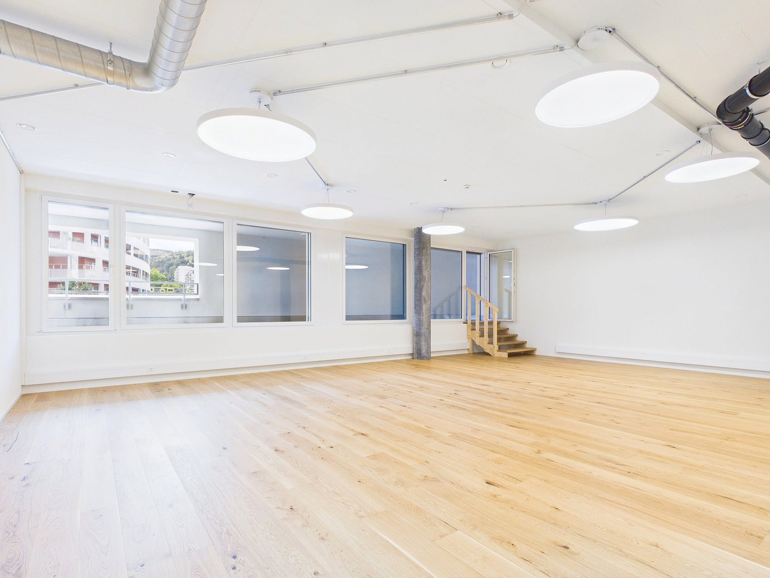 105m² commercial
