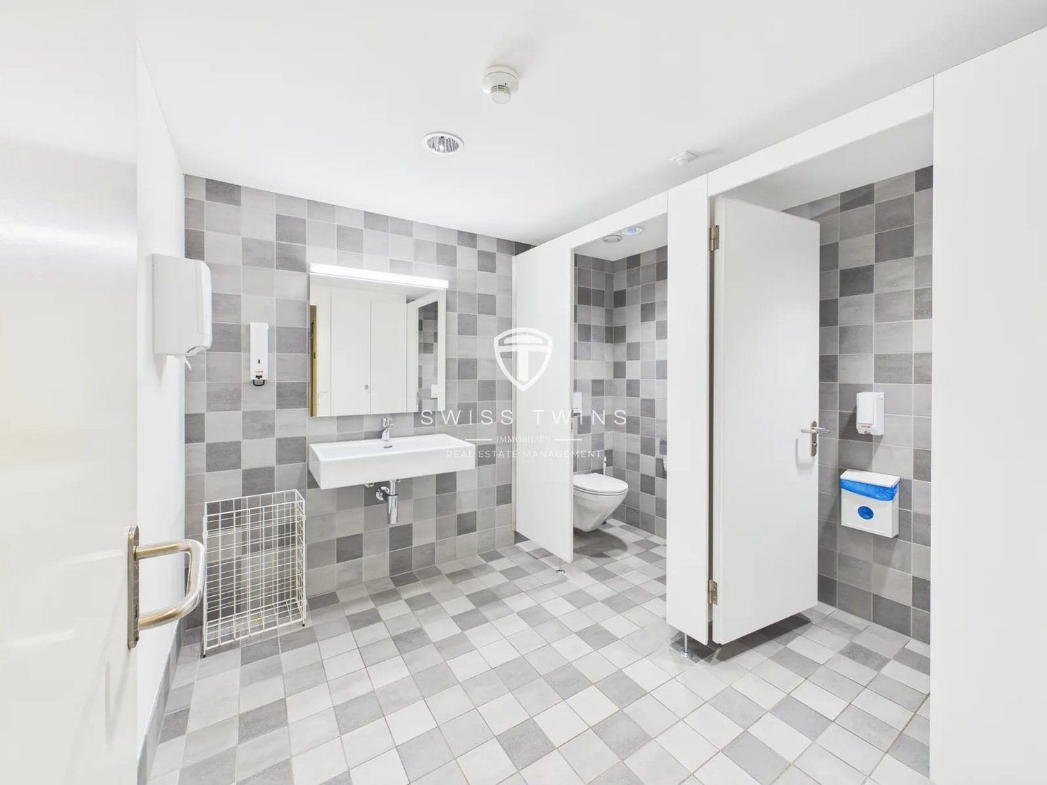 240m² commercial