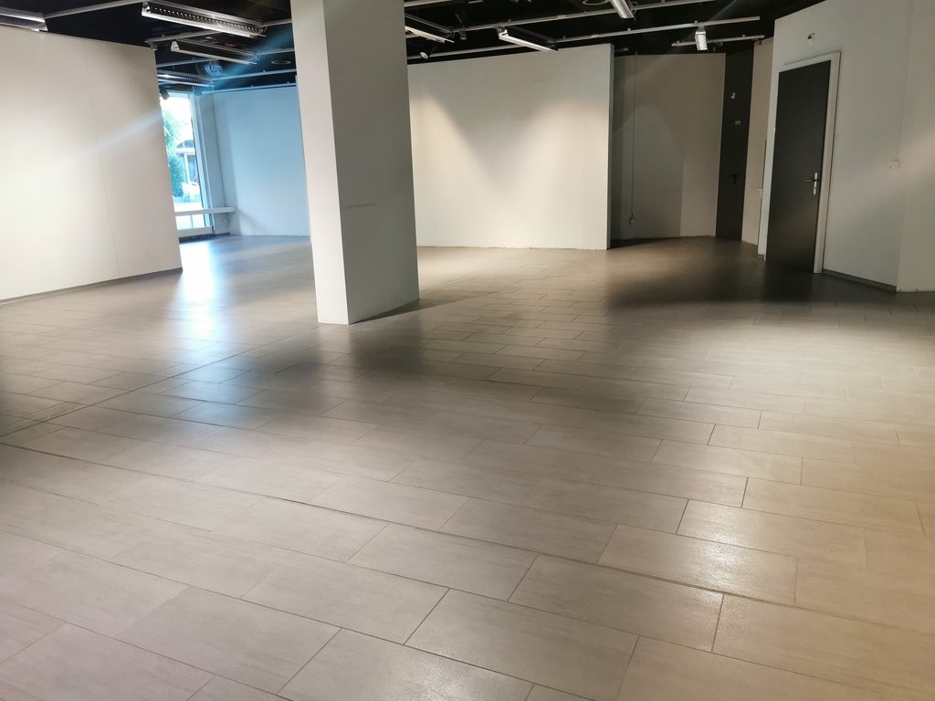 195m² shop