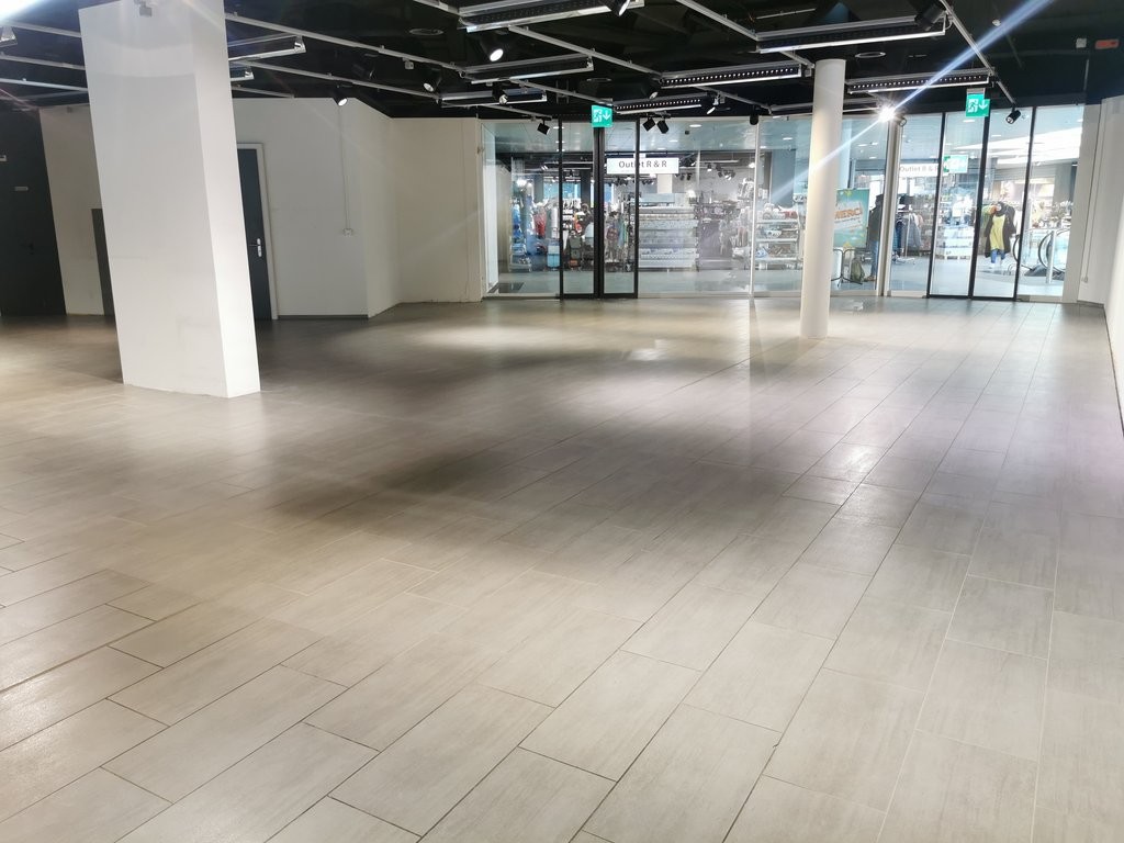 195m² shop
