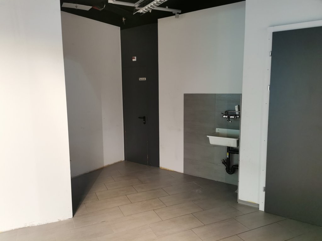 195m² shop