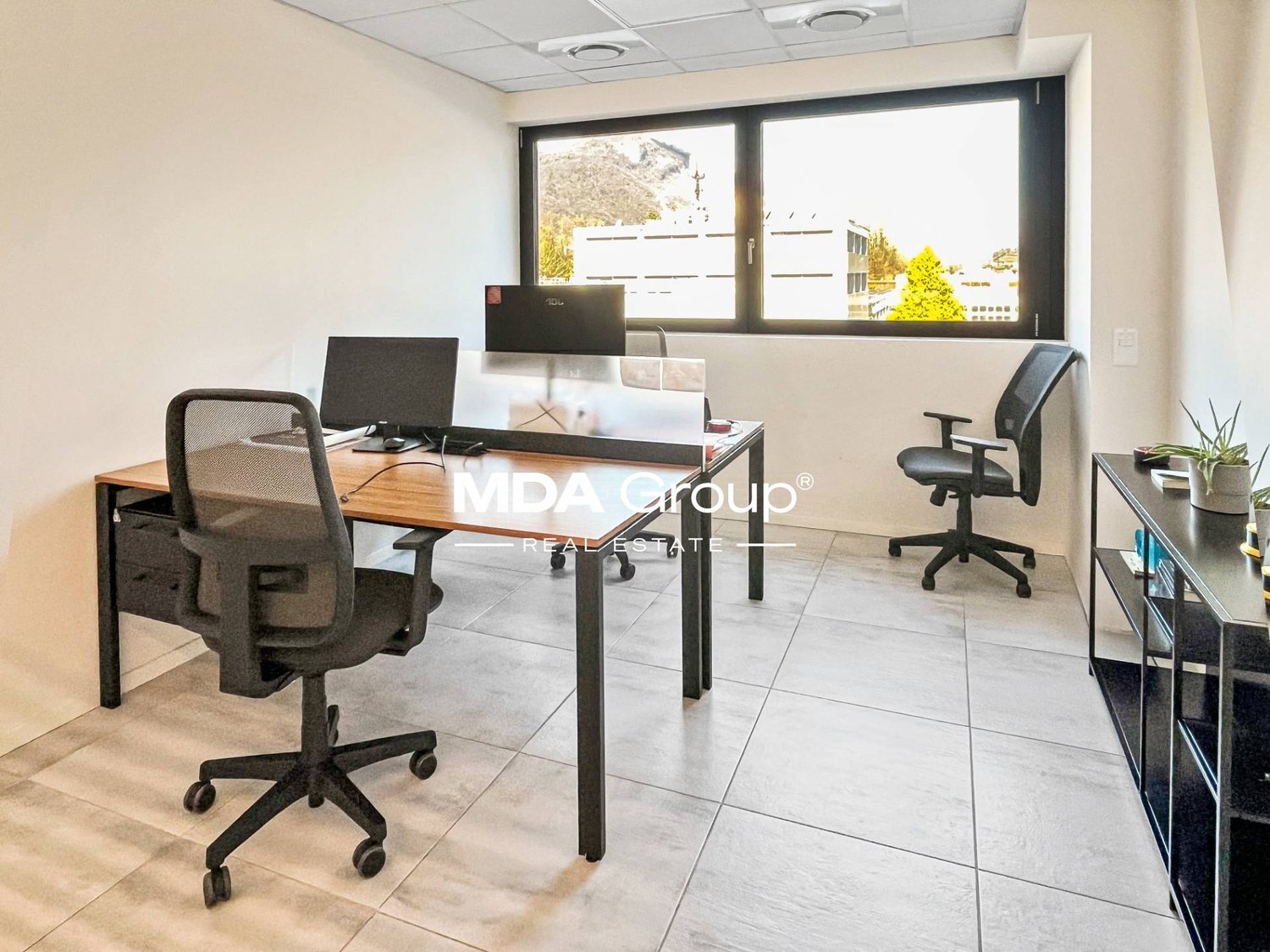 670m² office