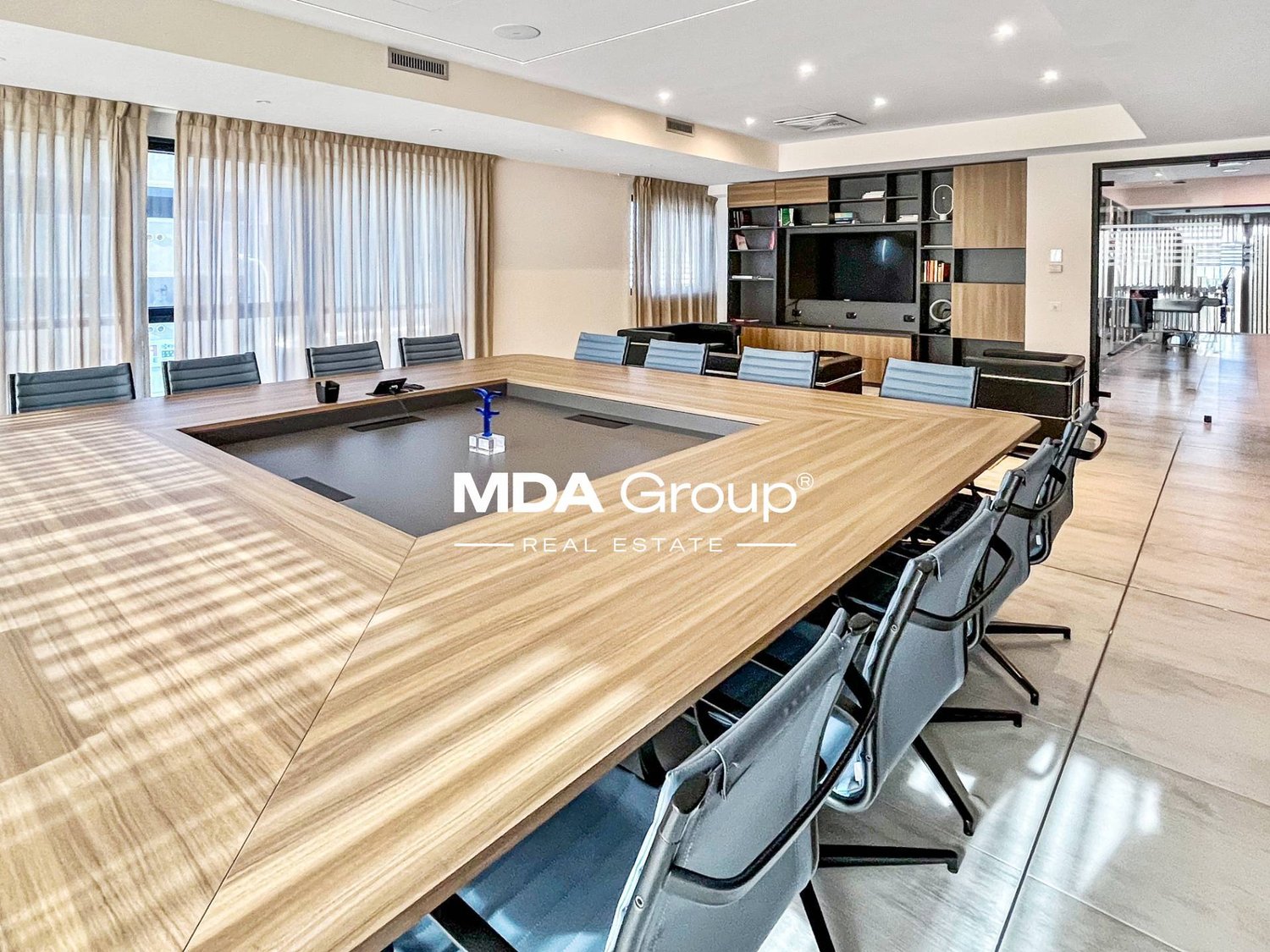 670m² office