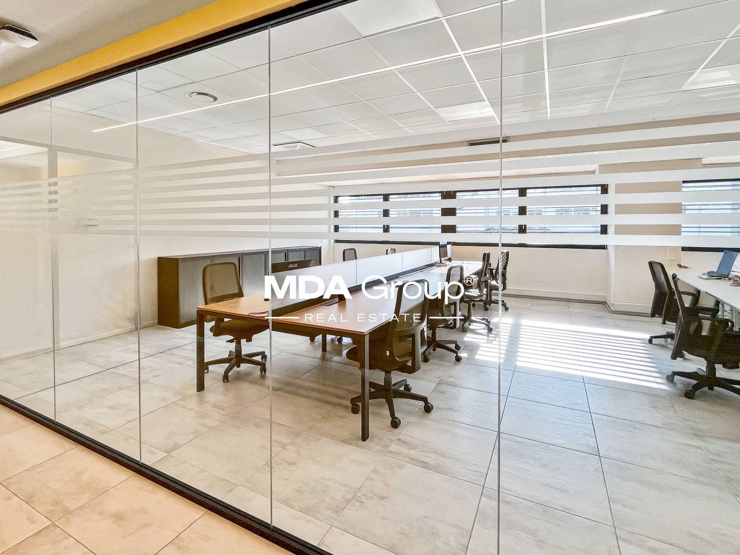 670m² office