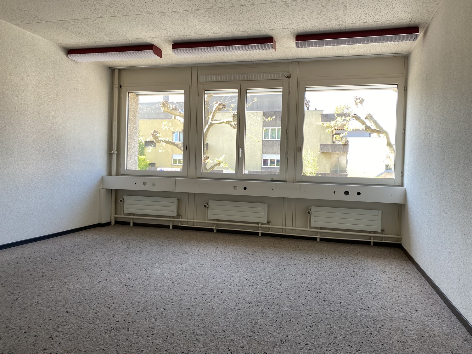 296m² office, photo 1 of 2