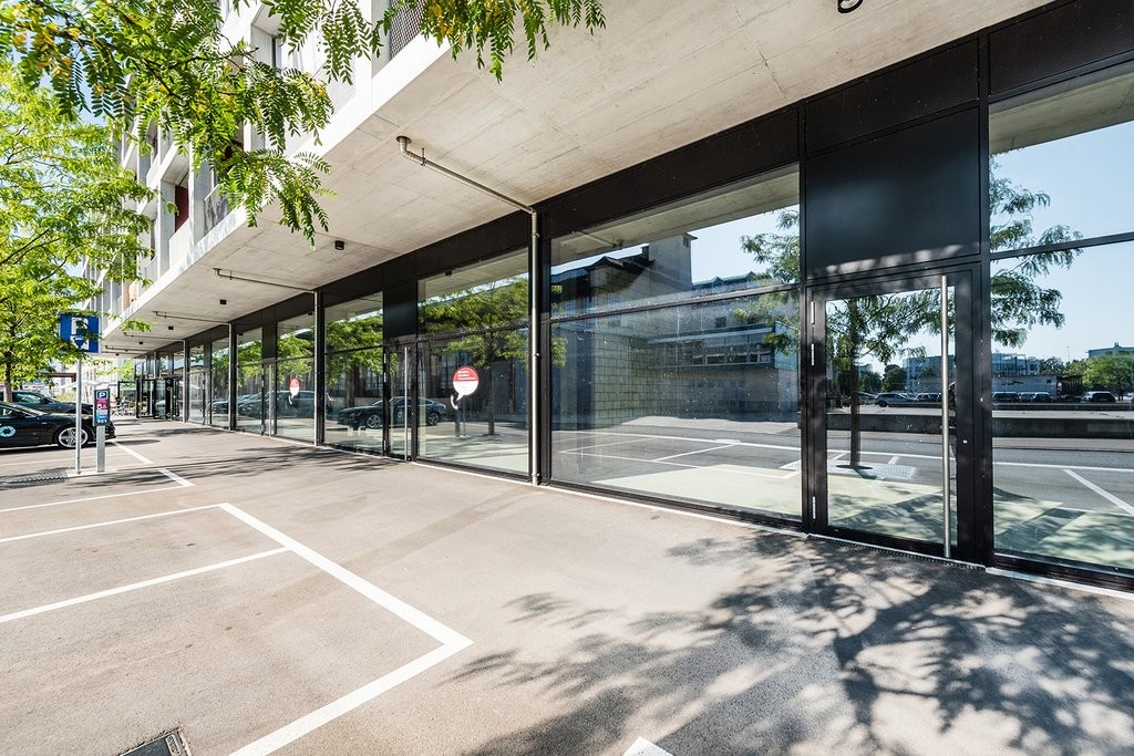 565m² shop, photo 1 of 10