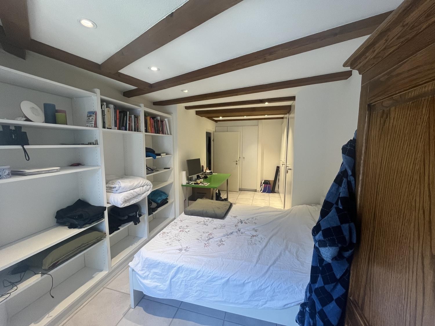 Chambre dans une colocation

Nous recherchons quelqu'un pour rejoindre notre colocation de 3 personnes dans la Brugger Altstadt !  
  
L'appartement est situé sur les deux derniers étages d'un bâtiment en plein centre historique, comprenant un grand espace de vie/salle à manger commun avec cheminée,