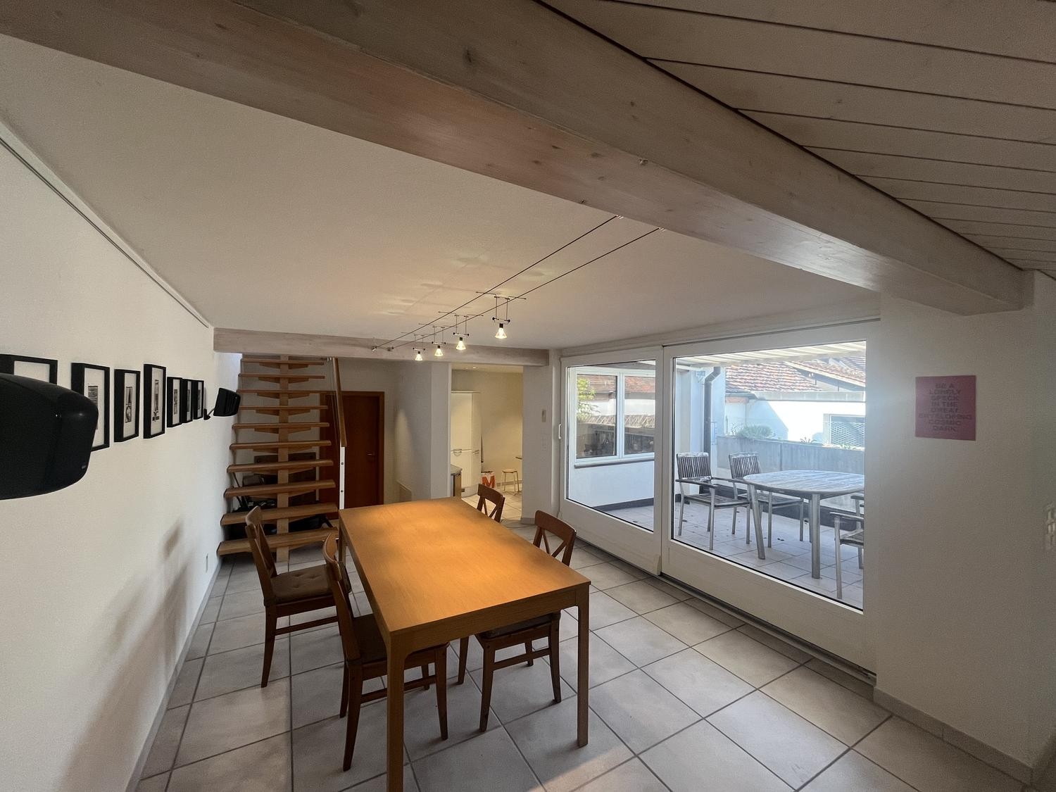 Chambre dans une colocation

Nous recherchons quelqu'un pour rejoindre notre colocation de 3 personnes dans la Brugger Altstadt !  
  
L'appartement est situé sur les deux derniers étages d'un bâtiment en plein centre historique, comprenant un grand espace de vie/salle à manger commun avec cheminée,