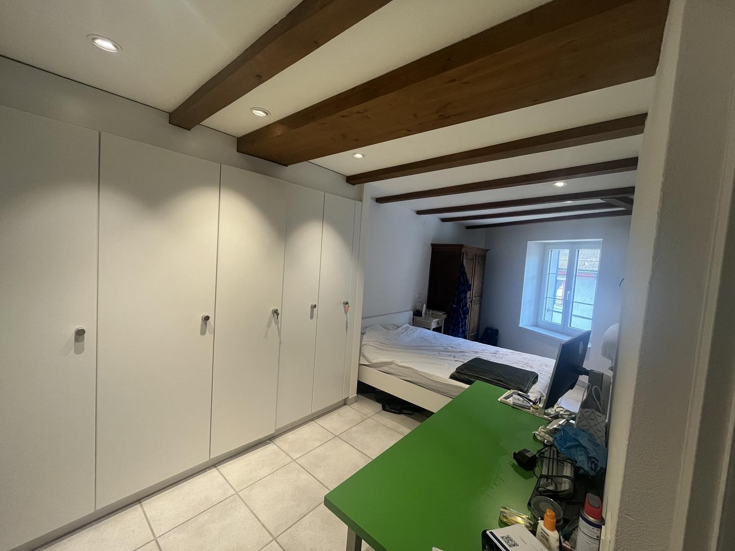 Chambre dans une colocation

Nous recherchons quelqu'un pour rejoindre notre colocation de 3 personnes dans la Brugger Altstadt !  
  
L'appartement est situé sur les deux derniers étages d'un bâtiment en plein centre historique, comprenant un grand espace de vie/salle à manger commun avec cheminée,