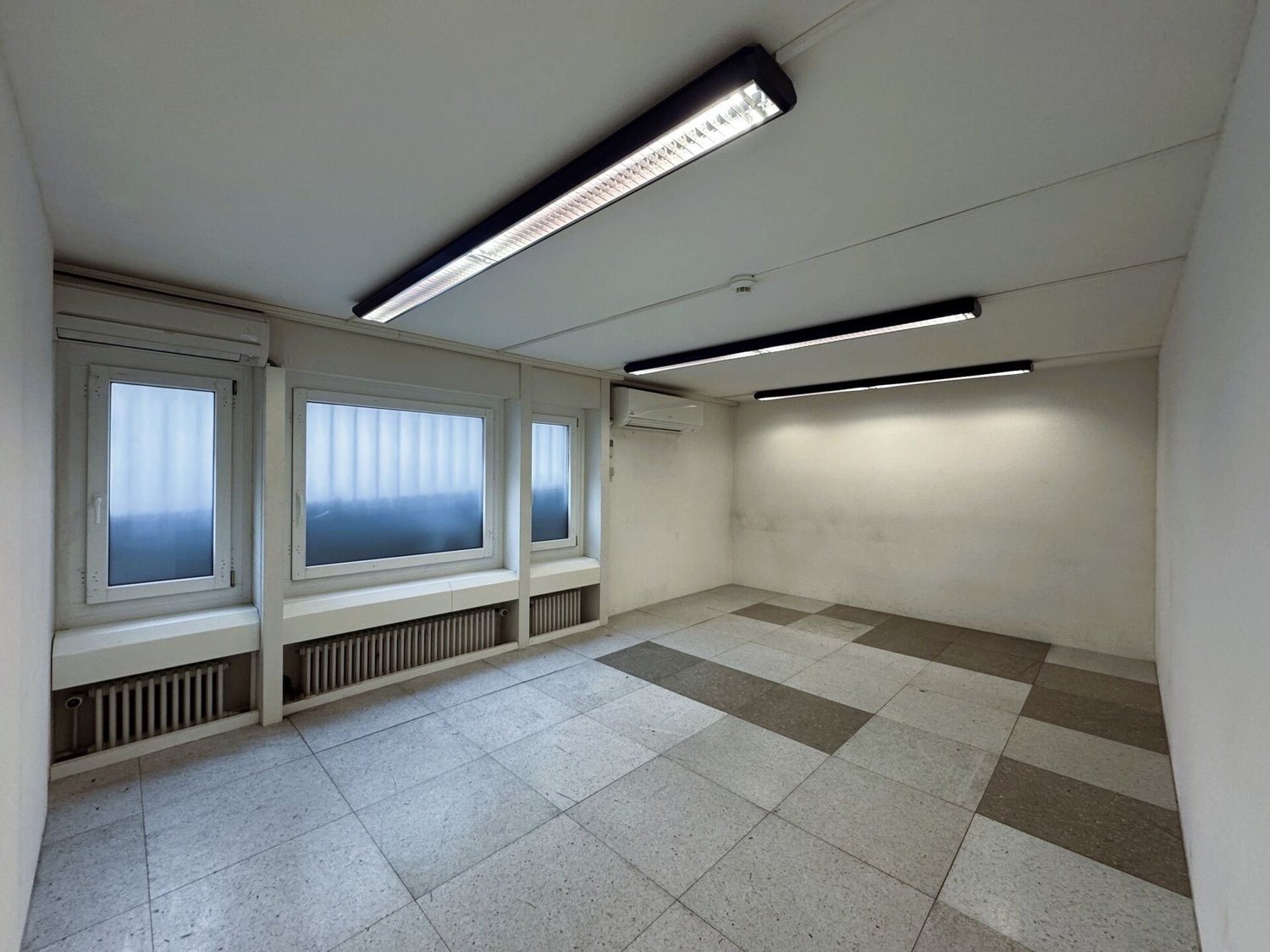 97m² commercial, photo 2 of 10