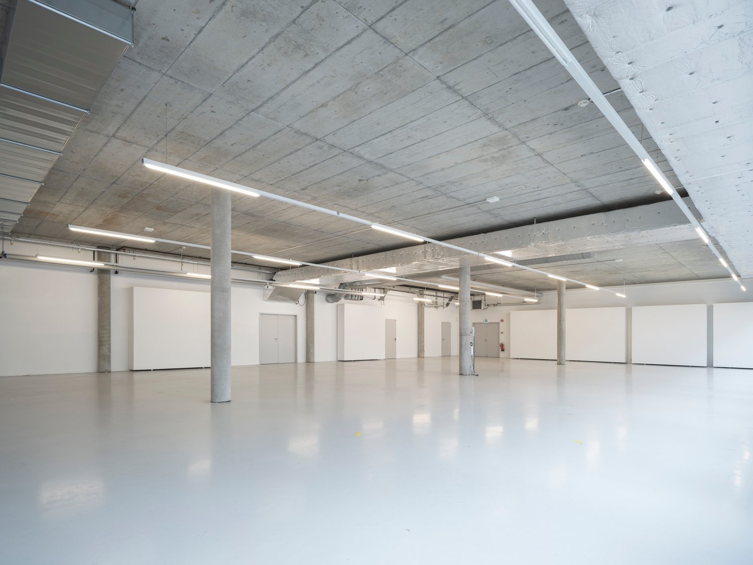 400m² industrial object, photo 2 of 5