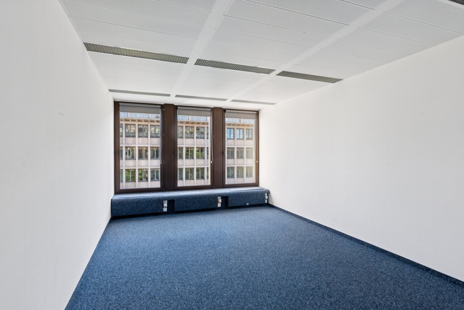 690m² office, photo 3 of 10