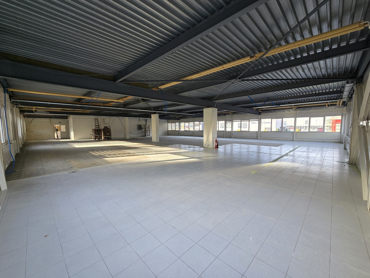 555m² workshop, photo 4 of 7