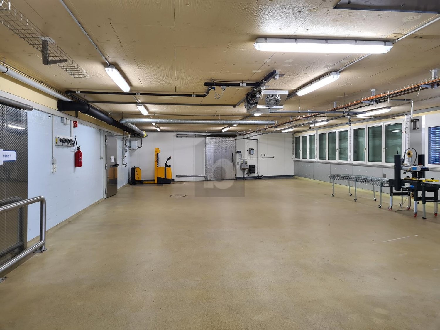 100m² storage room, photo 1 of 2