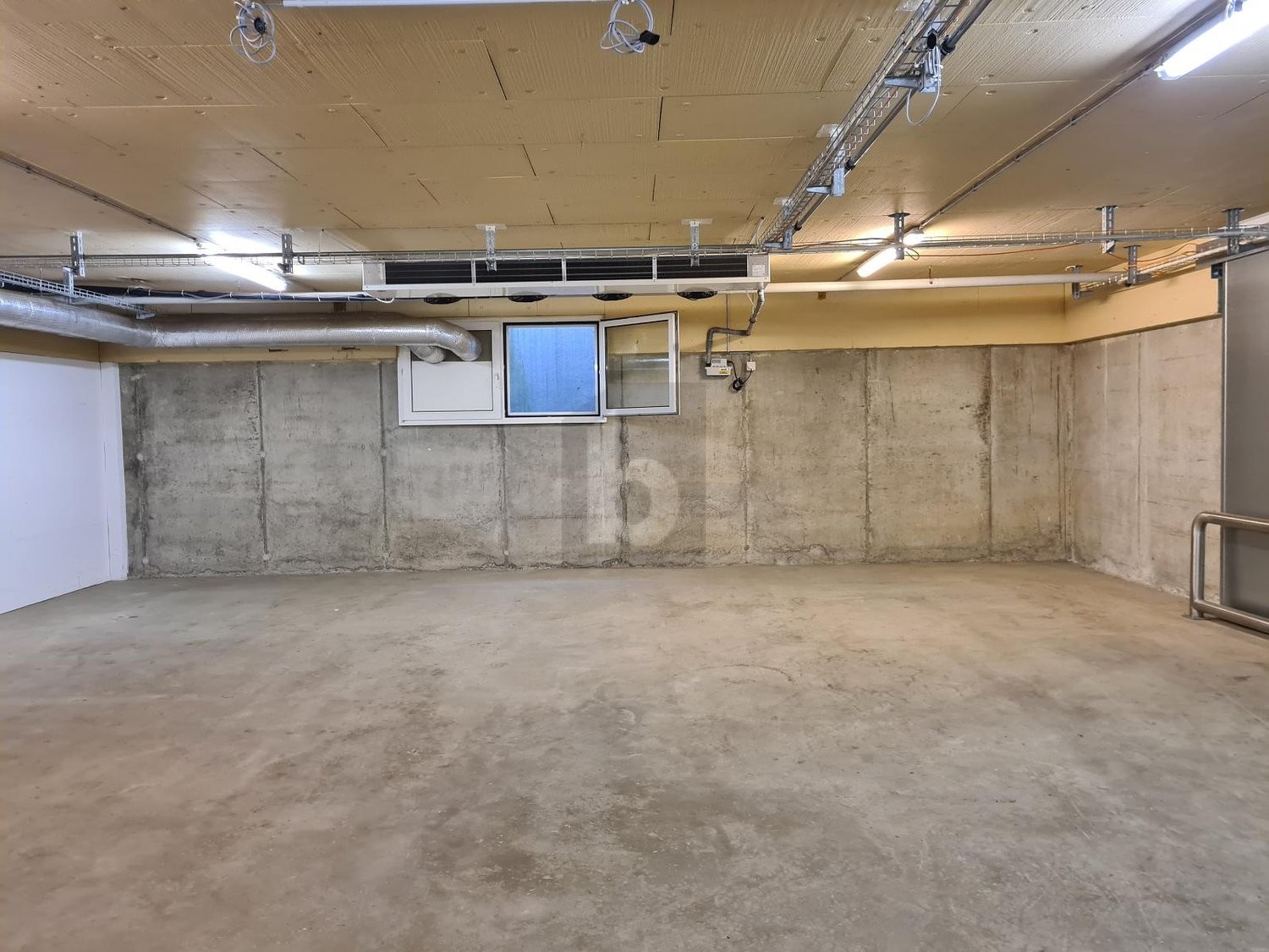 100m² storage room, photo 2 of 2