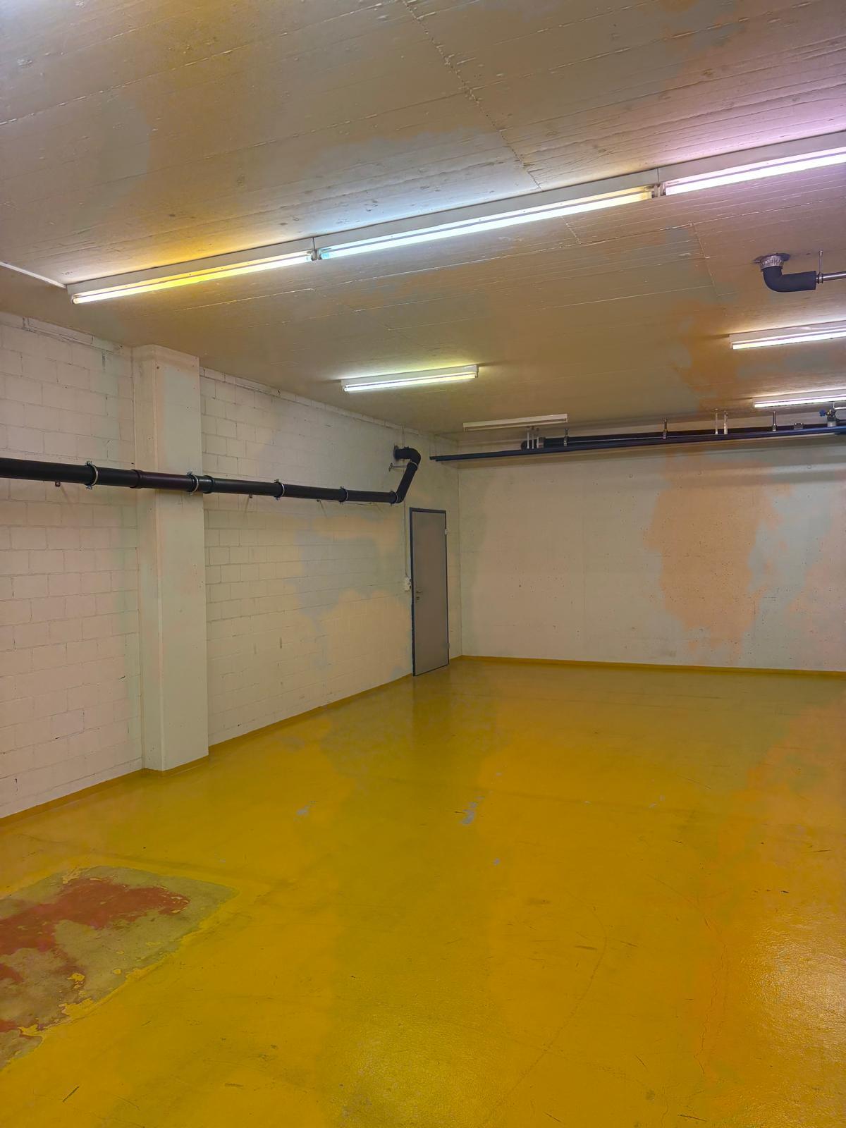 130m² storage room