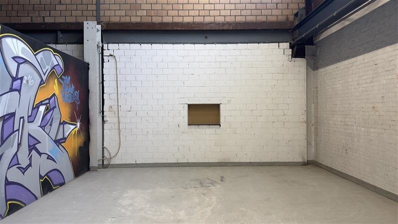42m² storage room