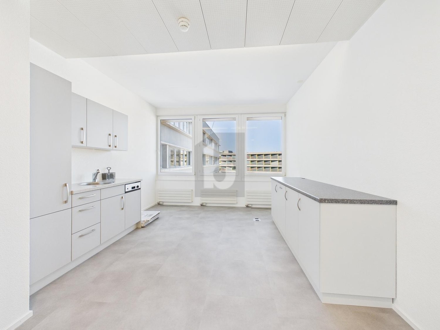 317m² office, photo 2 of 4