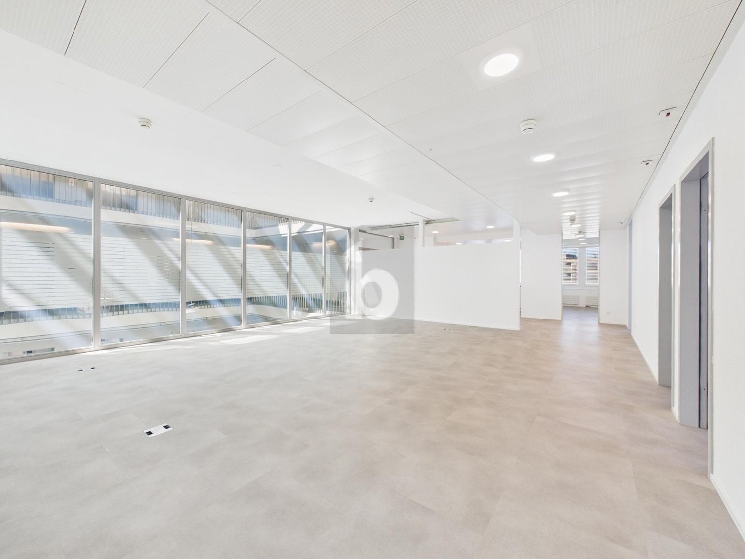 317m² office, photo 1 of 4
