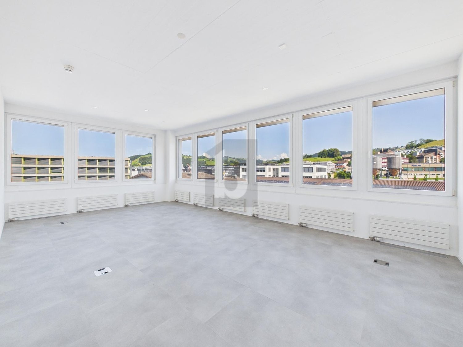 317m² office, photo 3 of 4