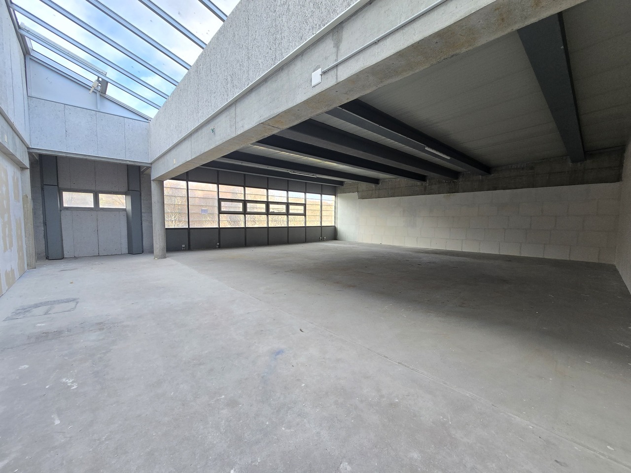 158m² workshop