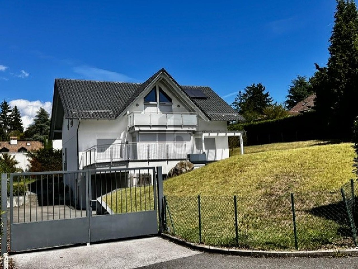 8 rooms single house, photo 2 of 4