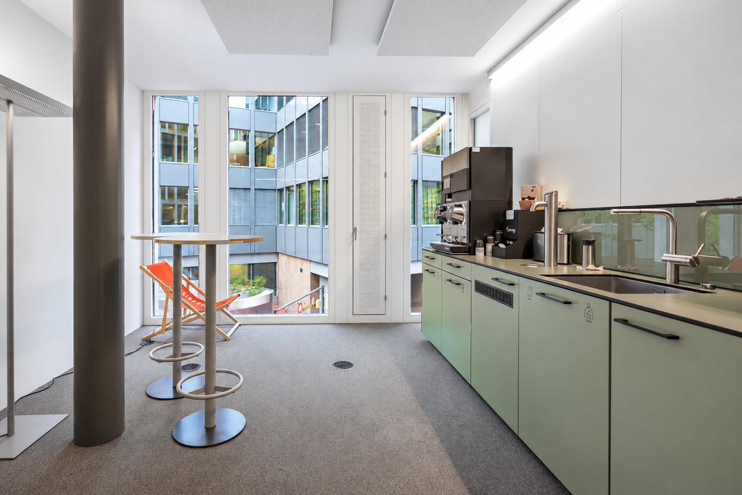 930m² office