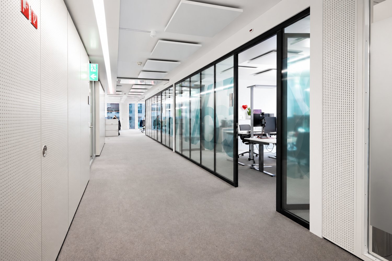 930m² office