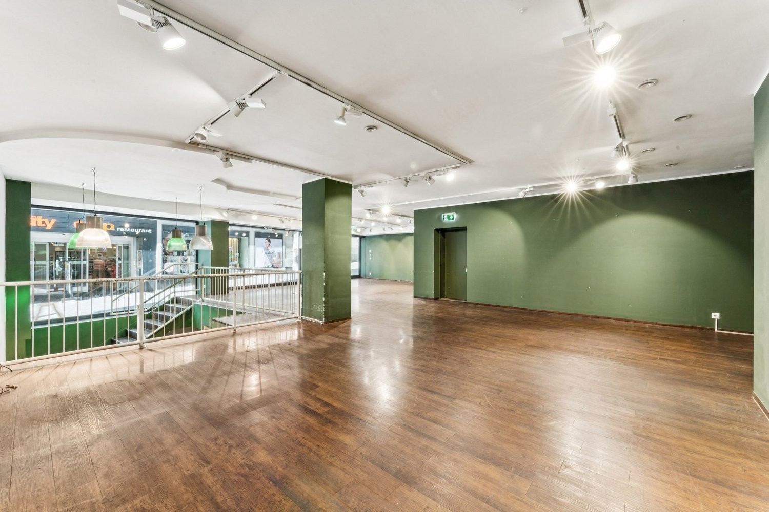 281m² shop, photo 1 of 8