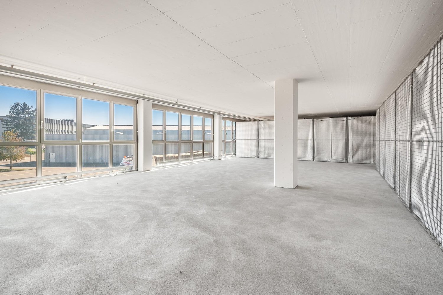 100m² storage room, photo 1 of 7