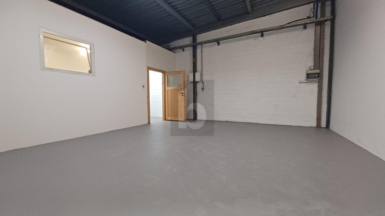 90m² storage room
